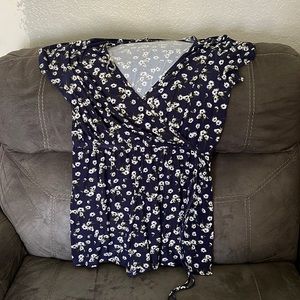 A xl navy and daisy pattern jumper that ties around the waist.